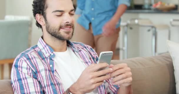 Eşcinsel Çift Smartphone Cep Telefonu Ile Birlikte Oturma Odasında — Stok video