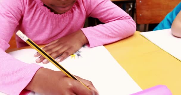 Милая Маленькая Девочка Рисует Карандашом Классе — стоковое видео