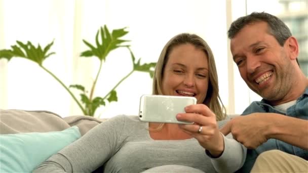 Masa Depan Bahagia Orang Tua Mengambil Selfie Sofa — Stok Video