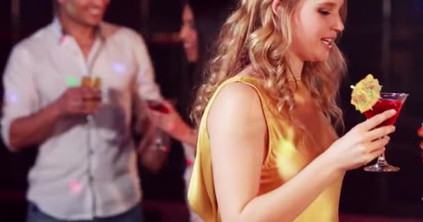 Счастливые Друзья Танцуют Вместе Ночном Клубе — стоковое видео