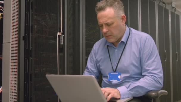 Techniker Verwendet Laptop Server Hoher Qualität Analysieren — Stockvideo