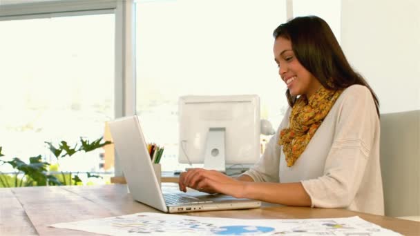 Красива Дівчина Використовує Ноутбук Столі Посміхається Камеру Повільному Русі — стокове відео
