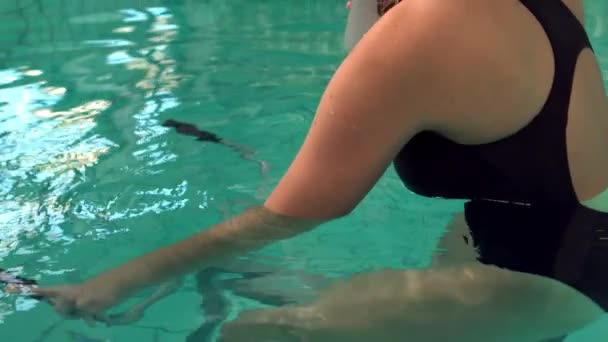Přizpůsobit Ženy Bazénu Pít Pomalém Pohybu — Stock video