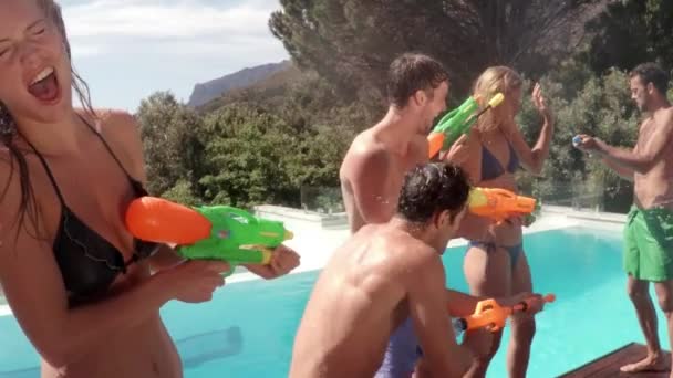 Happy Vrienden Water Gun Automatische Waterpistool Strijde Nabijgelegen Zwembad — Stockvideo