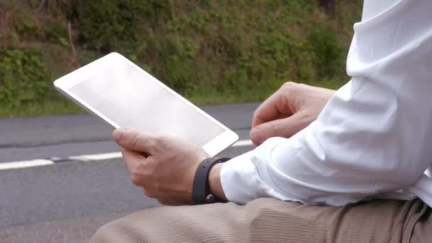 Mann Mit Tablet Straßenrand — Stockvideo