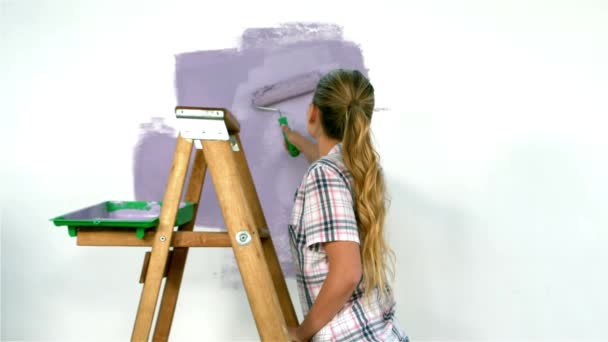Chica Bonita Redecorando Una Pared Con Cepillo Sonriendo Cámara Cámara — Vídeo de stock