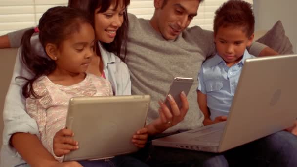 Sorrindo Família Hispânica Diferentes Dispositivos Casa — Vídeo de Stock
