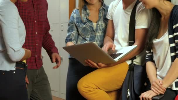 Улыбающиеся Студенты Использующие Ноутбук Раздевалке Университета — стоковое видео