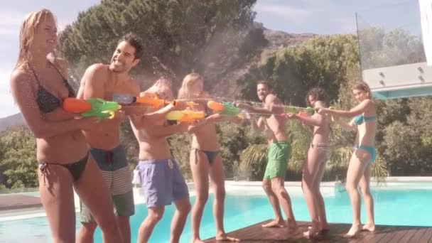 Happy Vänner Gör Vatten Eldstrid Närheten Swimmingpool — Stockvideo