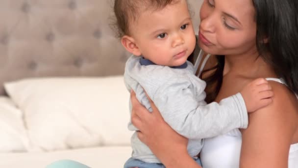 Madre Con Lindo Bebé Sentado Cama Casa — Vídeos de Stock