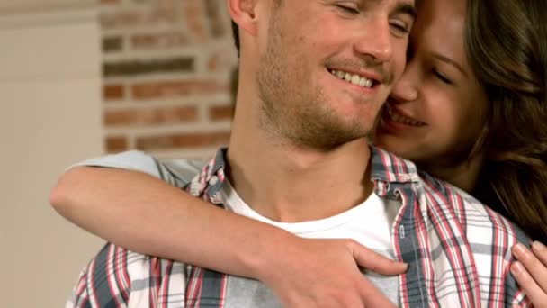 Miłości Para Obejmując Przytulanie Kuchni — Wideo stockowe