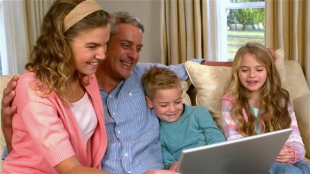 Familia Sonriente Utilizando Tecnología Sofá Cámara Lenta — Vídeo de stock