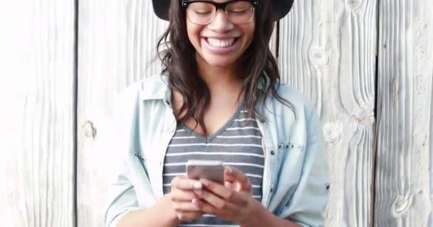 Lächelnde Hipster Frau Telefoniert Auf Hölzernem Hintergrund — Stockvideo