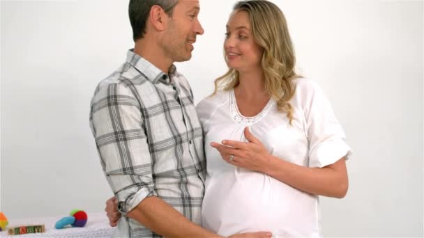 Hombre Tocando Sus Esposas Embarazadas Vientre Casa — Vídeos de Stock