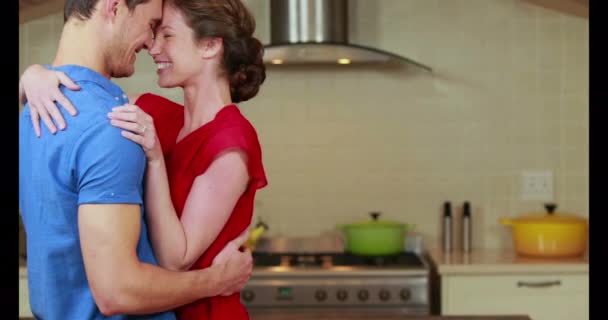 Feliz Joven Pareja Abrazándose Juntos Cocina — Vídeo de stock