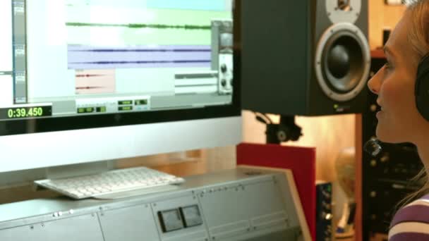 Student Mengen Van Muziek Studio Hoge Kwaliteit Formaat — Stockvideo