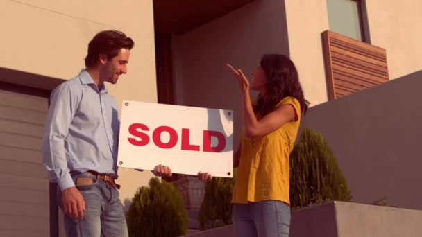 微笑的西班牙裔美国人夫妇前面的他们在家里的新房子 — 图库视频影像