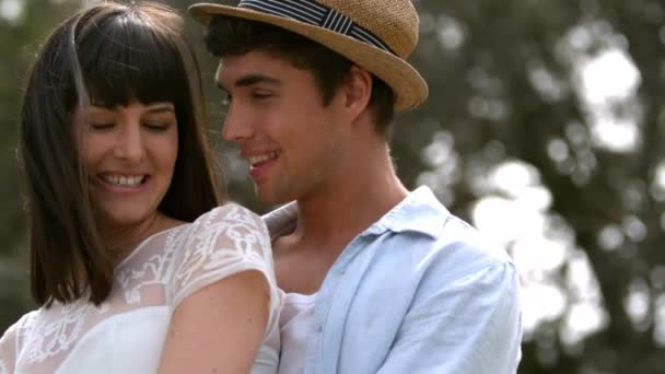 Pasangan Muda Yang Bahagia Tersenyum Merangkul Alam Luar — Stok Video