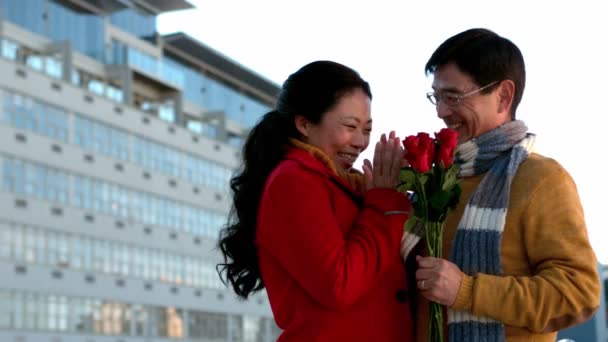 Feliz Casal Romântico Com Uma Flor Câmera Lenta — Vídeo de Stock