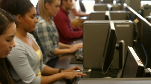 Studenti Che Lavorano Nella Sala Computer Dell Università — Video Stock