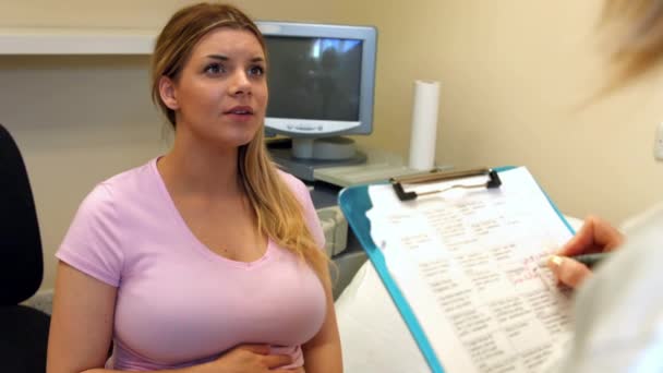 Läkaren Tar Ner Anteckningar Från Gravid Patient Innan Ultraljudsundersökning — Stockvideo