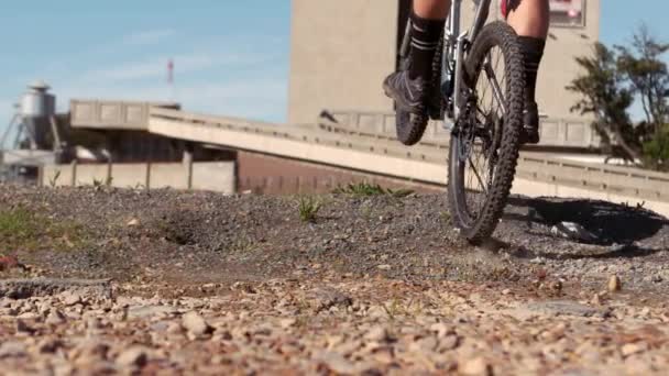 Homem Ativo Andar Bicicleta Sujeira Câmera Lenta — Vídeo de Stock