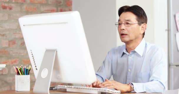 Számítógép Segítségével Kiváló Minőségű Formátumban Pultnál Ázsiai Üzletember — Stock videók