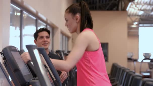 Adam Yüksek Kaliteli Biçiminde Spor Salonunda Çapraz Eğitmenler Kullanan Kadın — Stok video