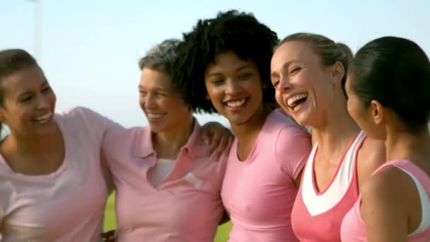 Des Femmes Souriantes Portant Rose Pour Cancer Sein Dans Parc — Video