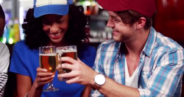 Szczęśliwy Przyjaciele Toasting Piwa Barze — Wideo stockowe