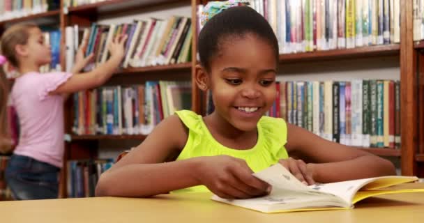 Sorrindo Menina Lendo Livro Biblioteca — Vídeo de Stock