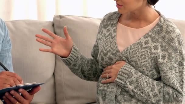 ソファの上の医者と話している妊娠中の女性 — ストック動画