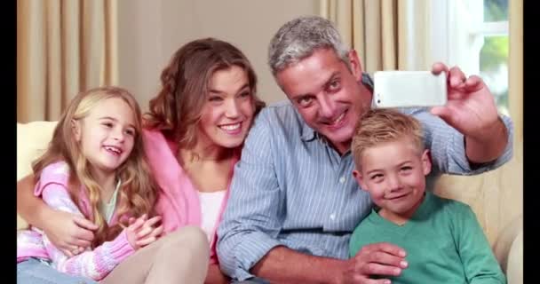 快乐的家庭以高质量的4K格式在沙发上自拍 — 图库视频影像