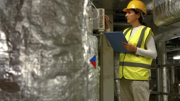 Yüksek Kalite Biçiminde Sıcaklık Kontrol Odasında Çalışan Mühendis — Stok video