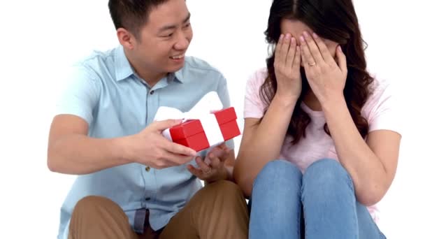Aantrekkelijke Jonge Paar Bedrijf Gift Witte Achtergrond — Stockvideo