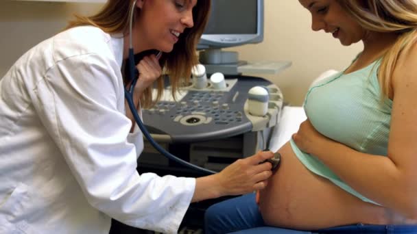 Médecin Utilisant Stéthoscope Sur Estomac Une Femme Enceinte Pour Surveiller — Video