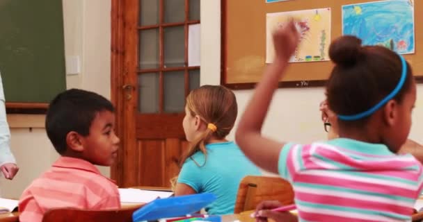 Öğrencilerin Yüksek Kaliteli Biçiminde Sınıf Sırasında Ellerini Yükselterek — Stok video