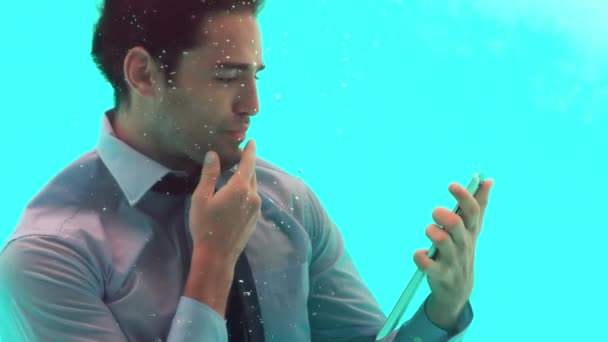Přemýšlivý Muž Pomocí Smartphone Pod Vodou Pomalém Pohybu — Stock video