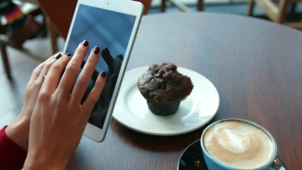 Güzel Esmer Tablet Kaliteli Biçimde Kullanma Kafede Kahve — Stok video