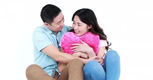 Sorrindo Casal Asiático Sentar Juntos Abraçando Travesseiro Tela Branca — Vídeo de Stock