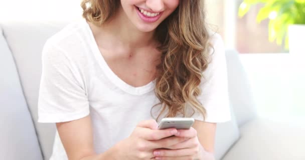 Gelukkig Tiener Meisje Met Haar Telefoon Hoge Kwaliteit Formaat — Stockvideo