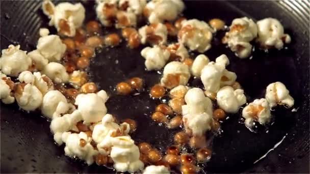 Popcorn Praskání Rozpáleném Oleji Pomalém Pohybu — Stock video