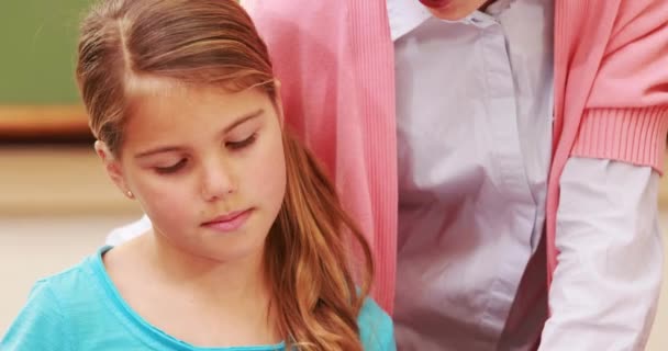 Nauczyciel Pomaga Małą Dziewczynką Klasie Formacie Wysokiej Jakości — Wideo stockowe