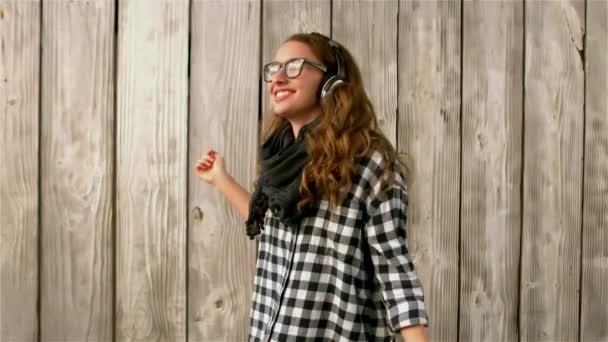 Красива Дівчина Слухає Музику Танцює Повільному Русі — стокове відео