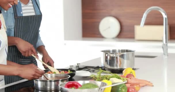 Ευτυχισμένο Νεαρό Ζευγάρι Που Μαγειρεύουν Μαζί Στην Κουζίνα — Αρχείο Βίντεο