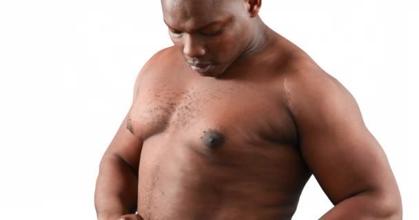 Muskulöser Mann Der Seine Taille Auf Weißem Hintergrund Misst — Stockvideo