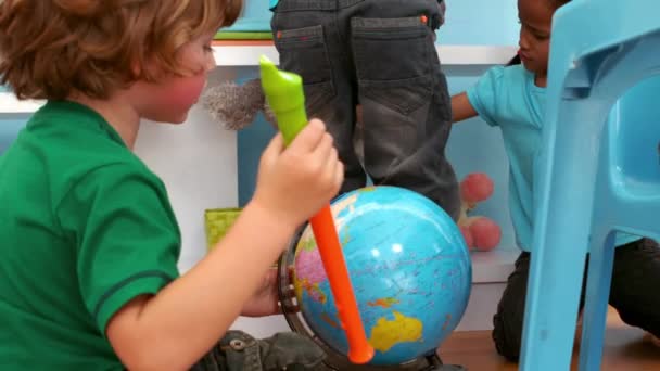 Gyerekek Játékok Egy Földgömb Lassított Lejátszás — Stock videók