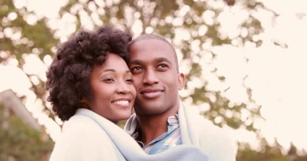 Sorrindo Jovem Casal Abraçando Romanticamente Parque — Vídeo de Stock