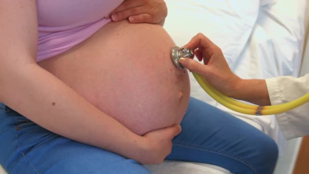 Médico Usando Estetoscópio Estômago Mulheres Grávidas Para Verificar Bebê — Vídeo de Stock