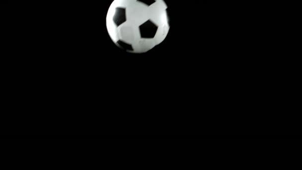 Ποδοσφαιριστής Που Κλωτσάει Την Μπάλα Μαύρο Φόντο — Αρχείο Βίντεο